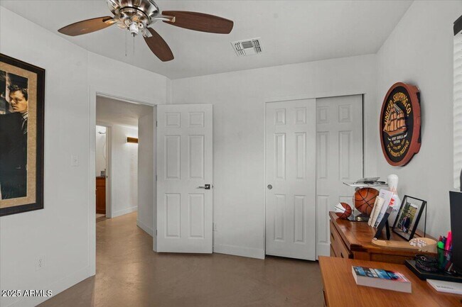 Building Photo - 2224 E Sells Dr