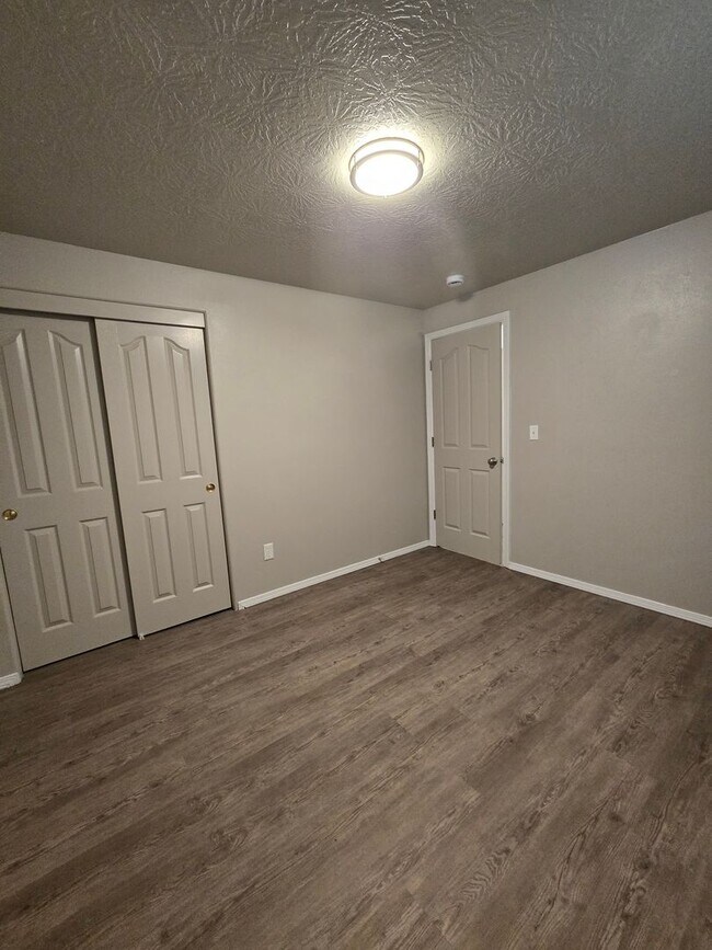 Building Photo - Pet Friendly, Single Level 3bed : 2bath Ho...