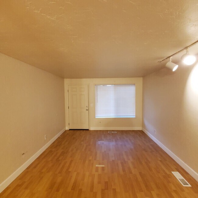 Building Photo - KIN - 30th Duplex