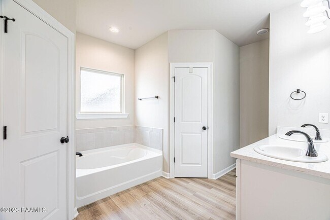 Building Photo - 202 Sparkling Meadows Ln