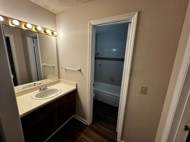 Building Photo - 1 bed/1 bath, 3rd Floor Condo Overlooking ...