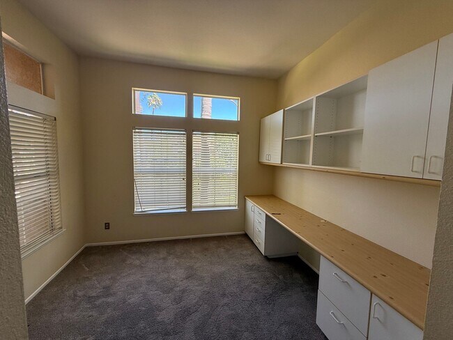 Building Photo - Lovely 2 Bedroom, 2 Bath First-Floor Condo...