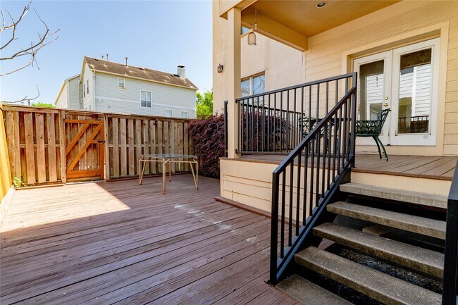 Building Photo - 3015 Caroline St