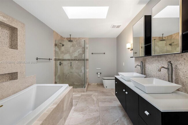 Building Photo - 633 Solar Isle Dr