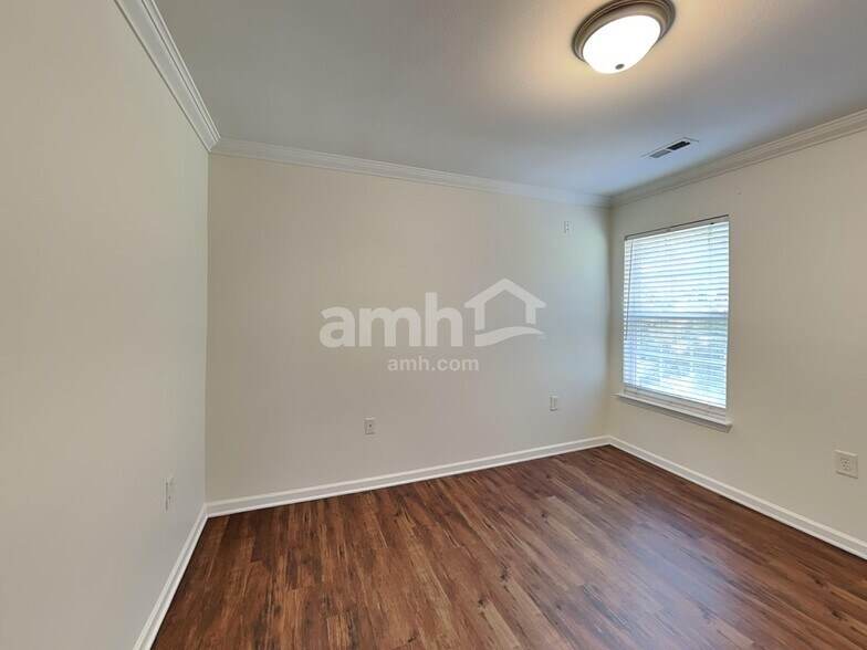 Building Photo - 193 Mott Rd