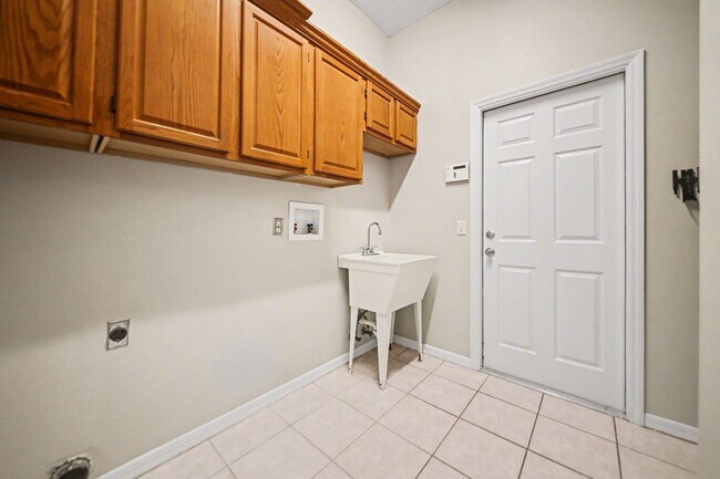 Building Photo - Canal front home!