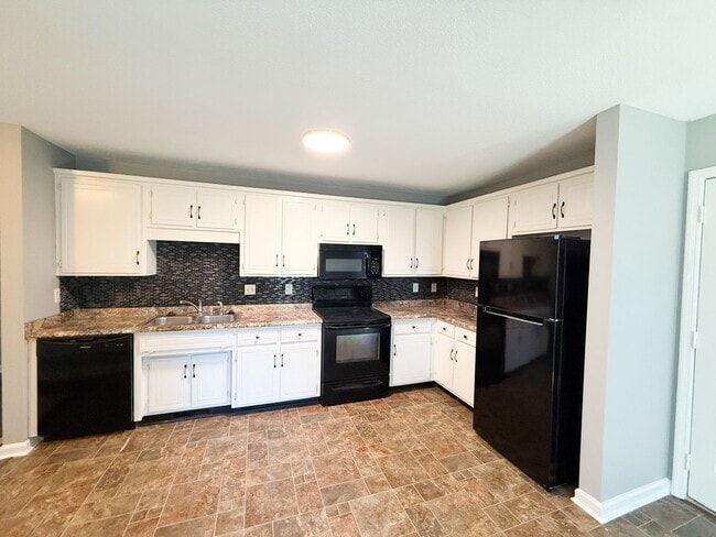 Building Photo - 3 Bedroom 2 Bathroom Home