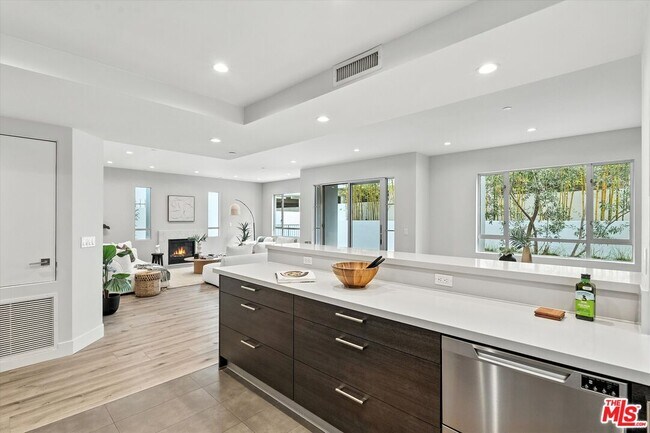 Building Photo - 1326 Centinela Ave