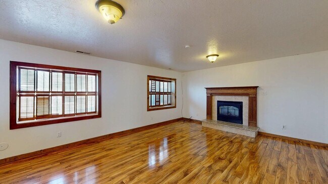 Building Photo - Freshly Updated Gem in Desirable East Side Sandy