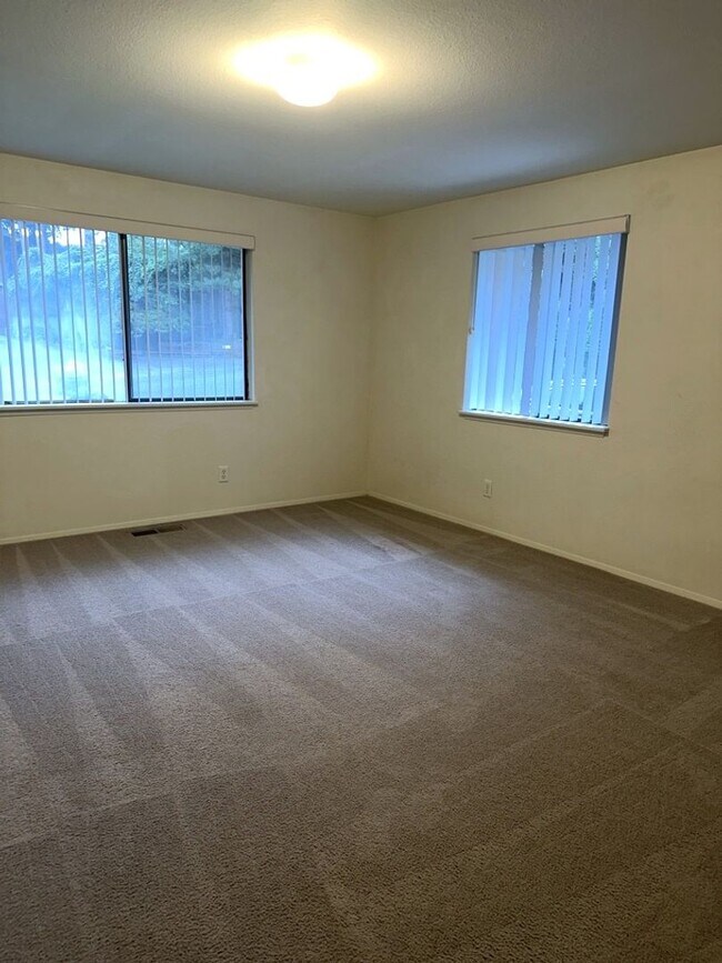 Building Photo - RENT SPECIAL! $1,000 OFF FIRST MONTH'S RENT!