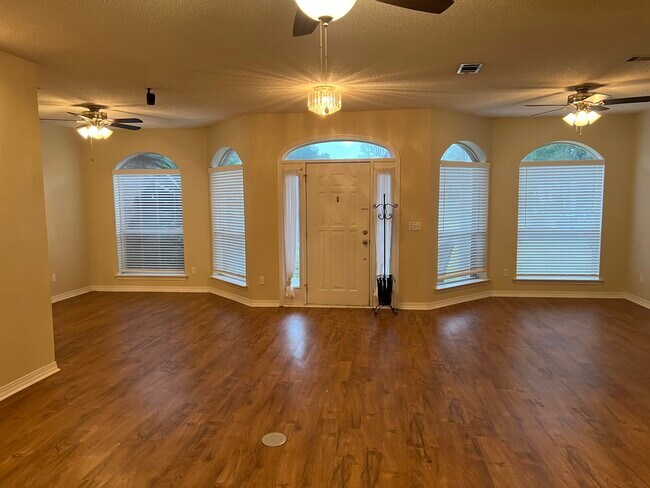 Building Photo - 64 Hillcrest Dr
