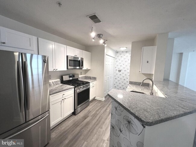 Building Photo - Beautiful 3 bedroom, 2 full bath condomini...