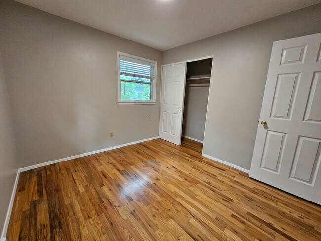 Building Photo - Virginia Village 4 Bed 3 Baths Large Yard Attached Garage Super Spacious!