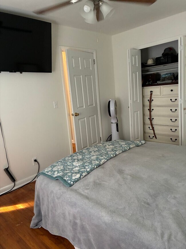 Building Photo - 3 bedroom 2 bathroom near St. Mary's Hospital