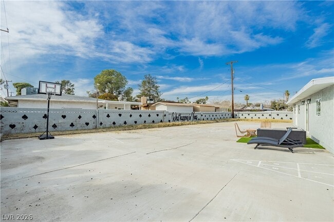 Building Photo - 1913 Birch St