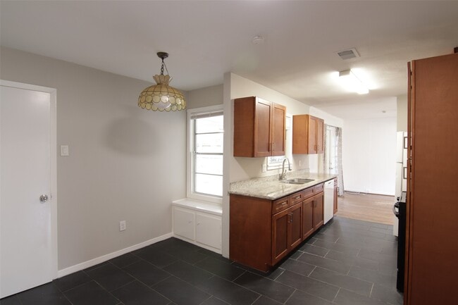 Building Photo - 6915 Edgemoor Dr