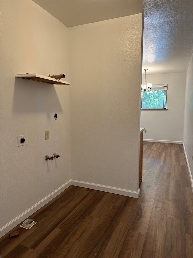 Building Photo - New LVP & Carpet! Great Anderson location!
