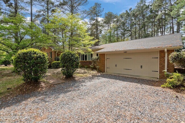 Building Photo - 185 Pine Ridge Dr