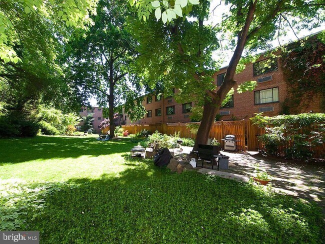 Building Photo - 4114 Davis Pl NW