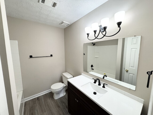 Building Photo - Charming 2 Bed/2 Bath Home in Woodstock – ...