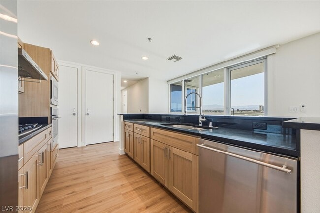 Building Photo - 4575 Dean Martin Dr
