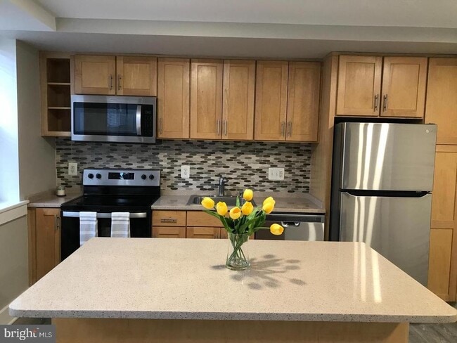 Building Photo - 212 Oakwood St SE