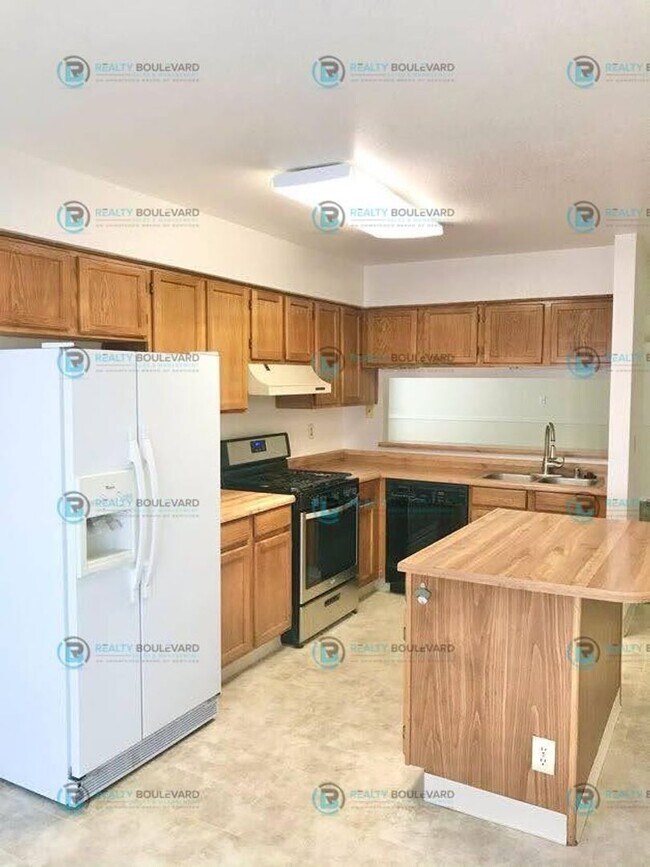 Building Photo - 3BR/2BA Single-Story with Backyard, RV Par...
