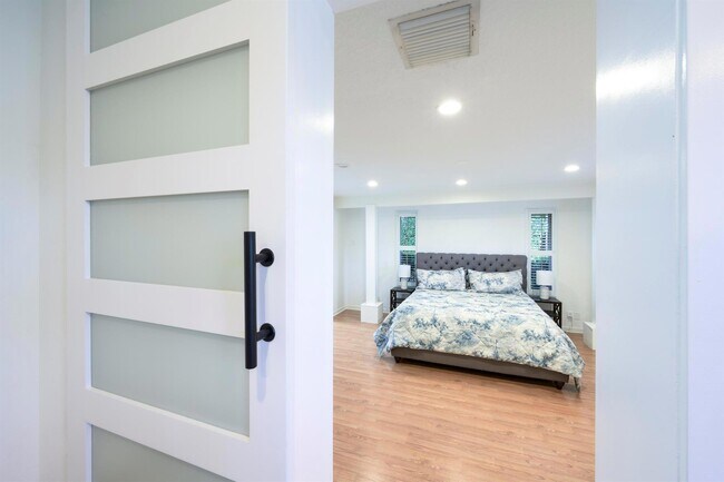 Building Photo - 214 33rd St