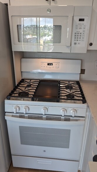 Gas Stove w/ Griddle - 1525 NW 57th St