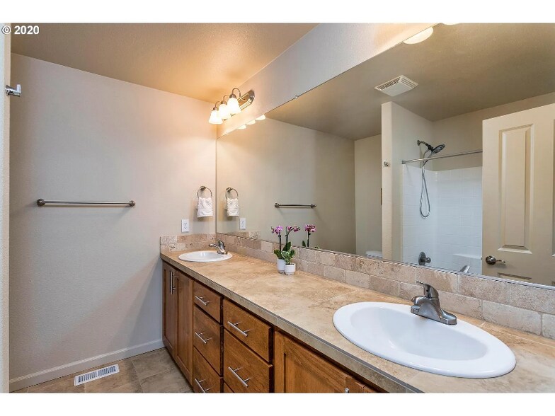 Building Photo - 10528 NE Gateway St