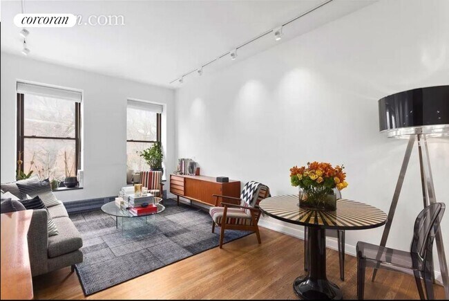 Primary Photo - 422 W 20th St