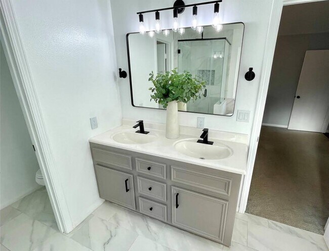 Building Photo - 1811 Tickner St