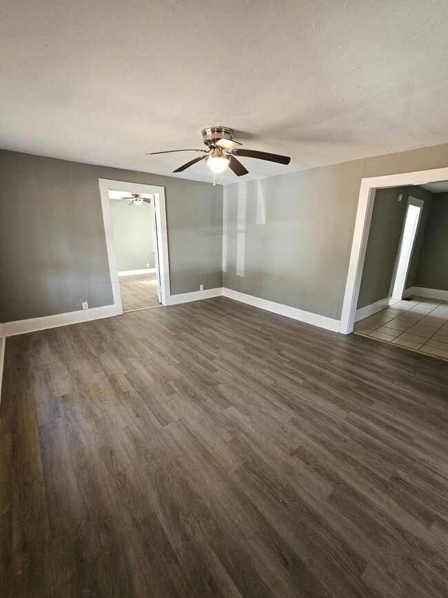 Building Photo - 3 Bed 1 Bath - Florence, AL (Near Cloverdale)