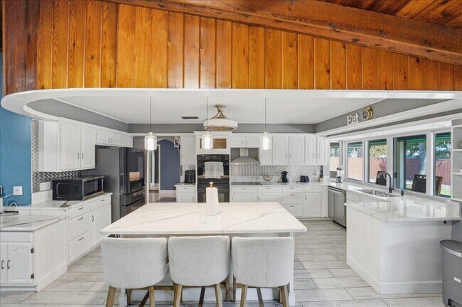 Building Photo - 1326 SW Bartell Ave