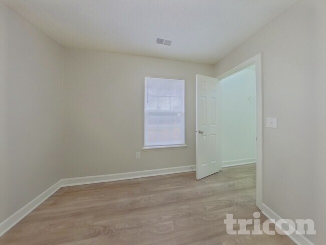 Building Photo - 919 Lakehill Rd