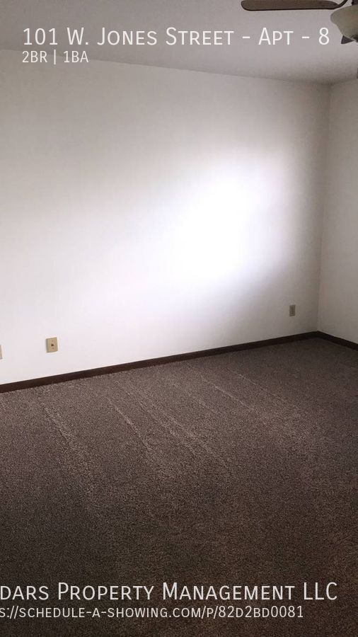 Building Photo - Updated 2 bedroom 1 bath apartment with la...