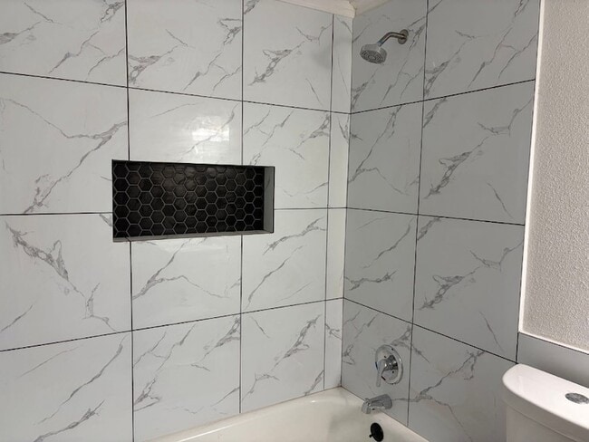 Building Photo - 5530 Lakefield Dr