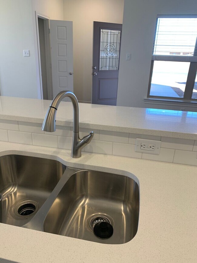 Building Photo - Brand new open concept quartz countertops