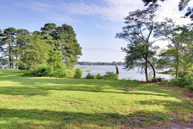 Building Photo - New Waterfront Home