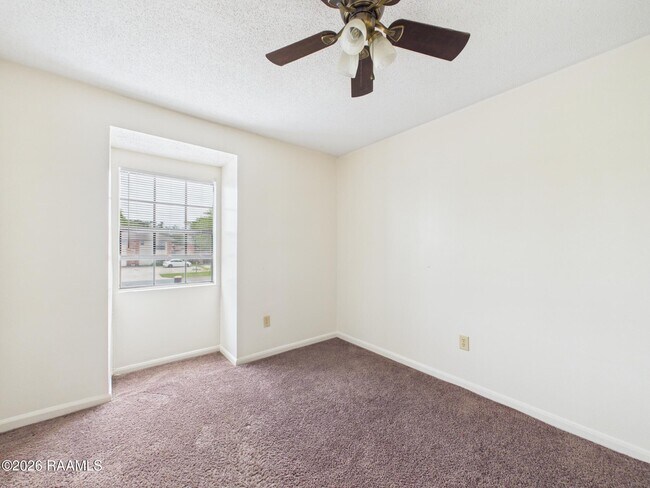 Building Photo - 104 Country Ln