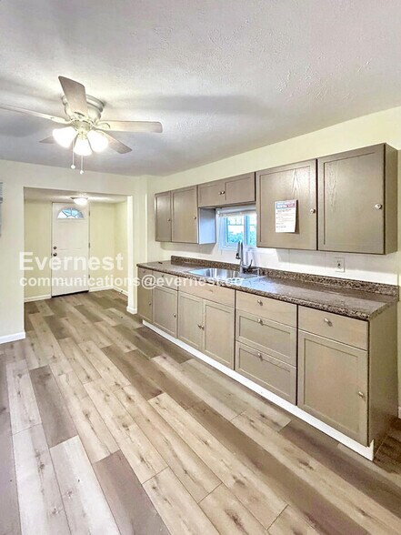 Building Photo - 1050 Holmden Ave