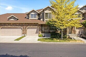 Building Photo - 672 E Clearwater Dr N