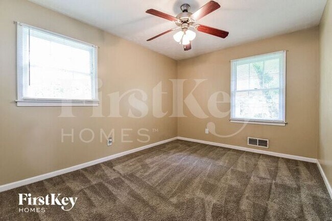 Building Photo - 111 Elizabeth Way