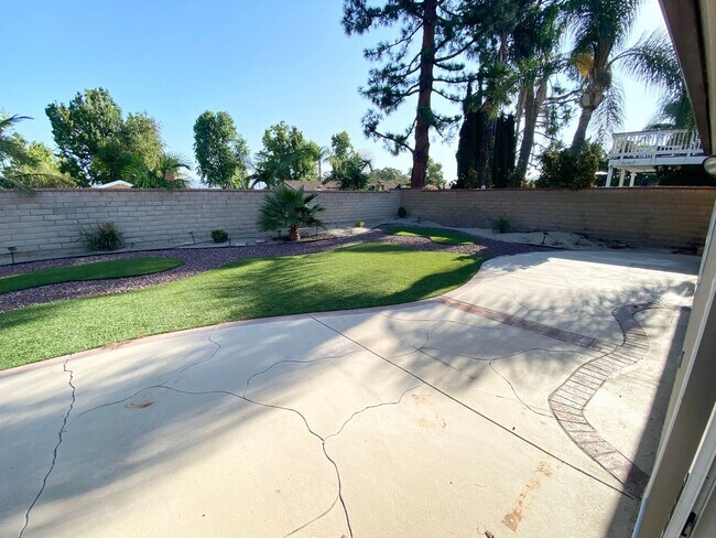Building Photo - Amazing Pet friendly Anaheim home!