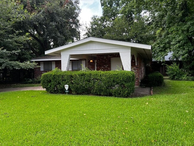 Building Photo - 3 Bedrooms, 1 Bathroom, Brick home , Carpo...