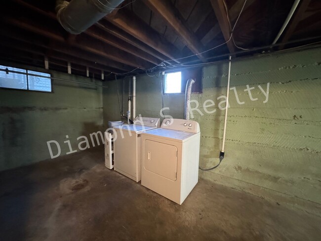 Building Photo - Cute and Clean 2 Bedroom Home Close to Mercy!