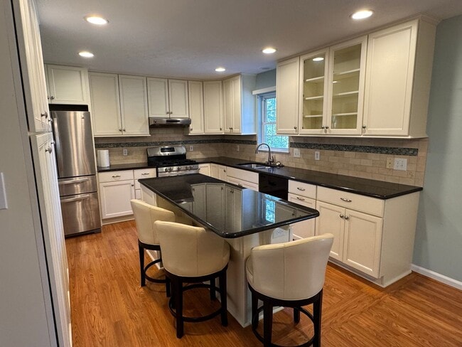 Building Photo - Charming 5 Bedroom Home off Lakeside Drive