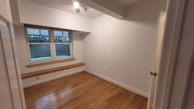 Building Photo - 275 Maple Ave