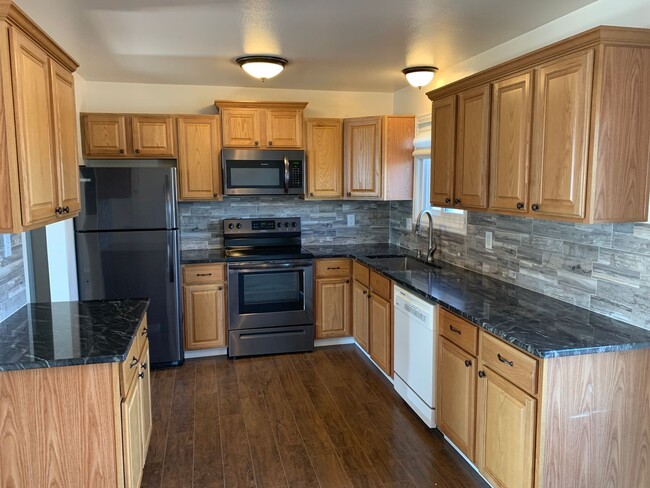 Building Photo - 3 BEDROOM, 2 BATHROOM, SINGLE FAMILY HOME ...