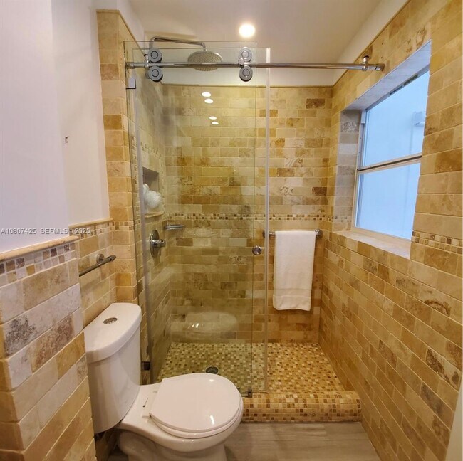 Building Photo - Beautiful waterfront townhouse in the heart of Miami